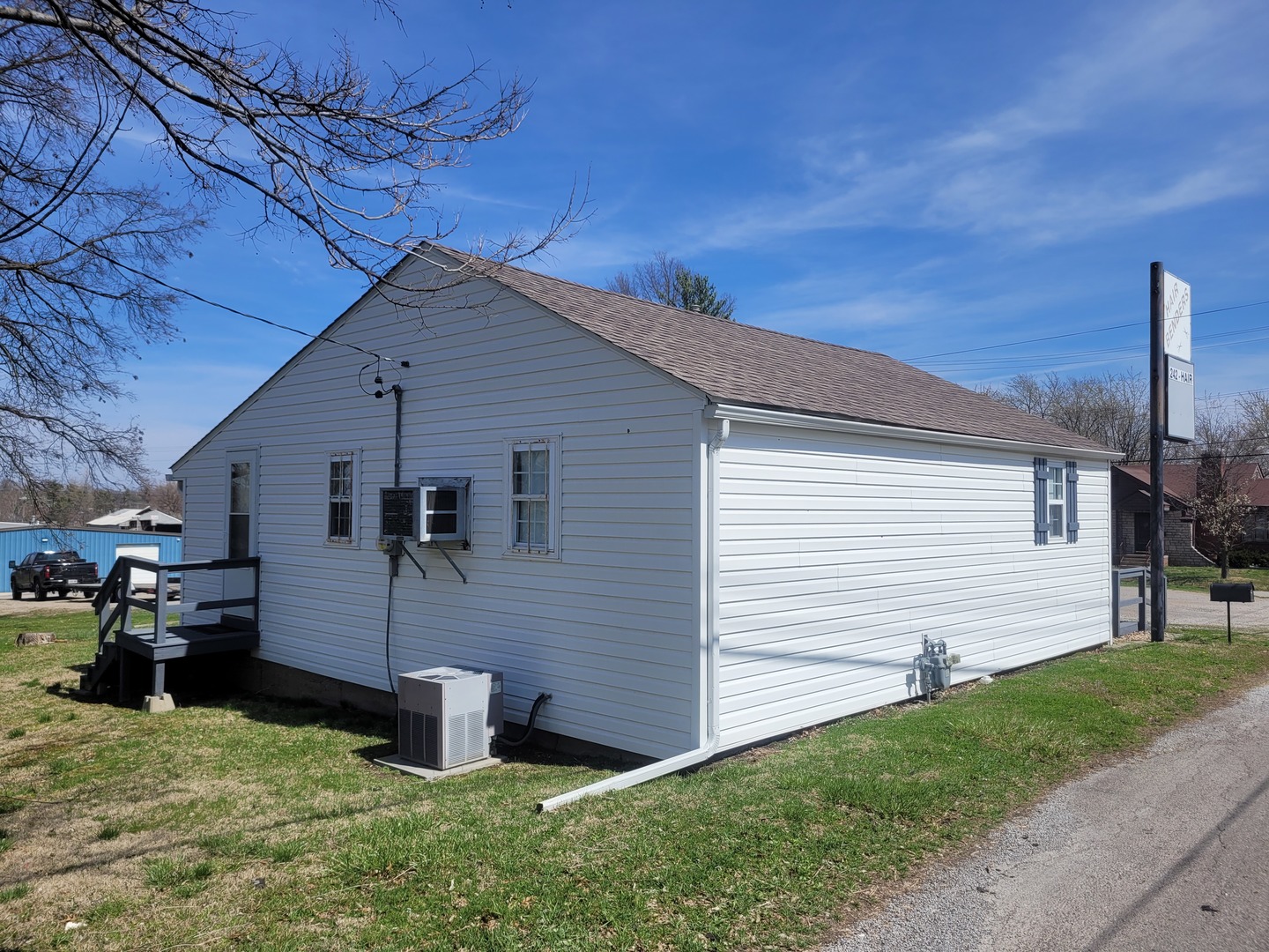 105 18th Street Mount Vernon, IL 62864 - Photo 5 of 16 a backyard of a house with table and chairs