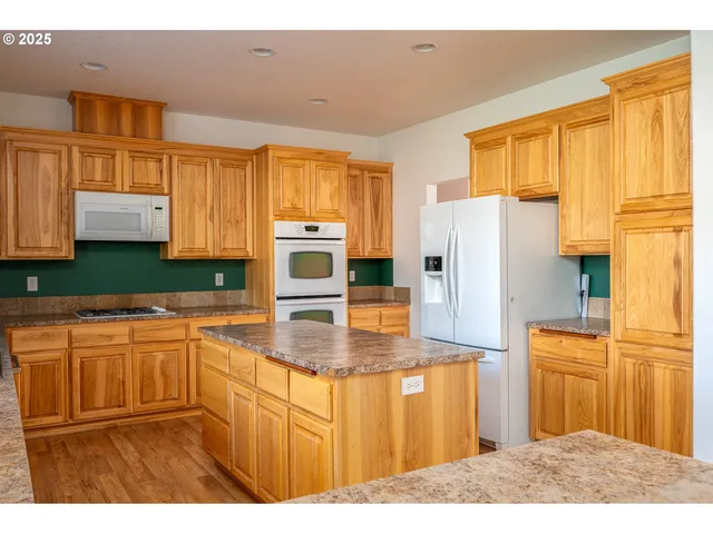 $799,000 | 1273 Southeast 4th Avenue, Mill City, OR 97360