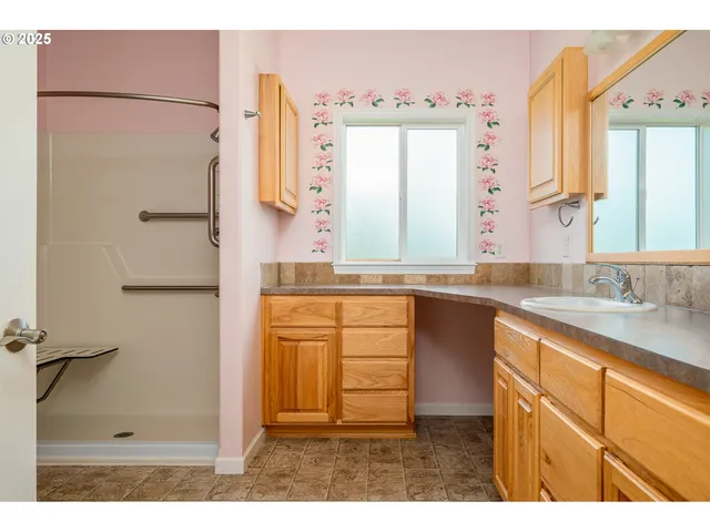 $799,000 | 1273 Southeast 4th Avenue, Mill City, OR 97360