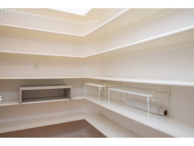 $799,000 | 1273 Southeast 4th Avenue, Mill City, OR 97360