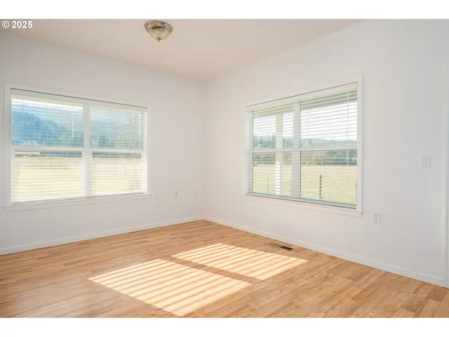 $799,000 | 1273 Southeast 4th Avenue, Mill City, OR 97360