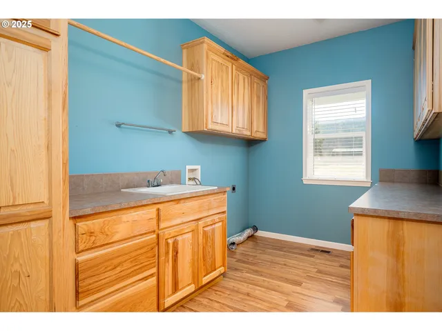 $799,000 | 1273 Southeast 4th Avenue, Mill City, OR 97360