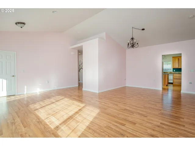 $799,000 | 1273 Southeast 4th Avenue, Mill City, OR 97360