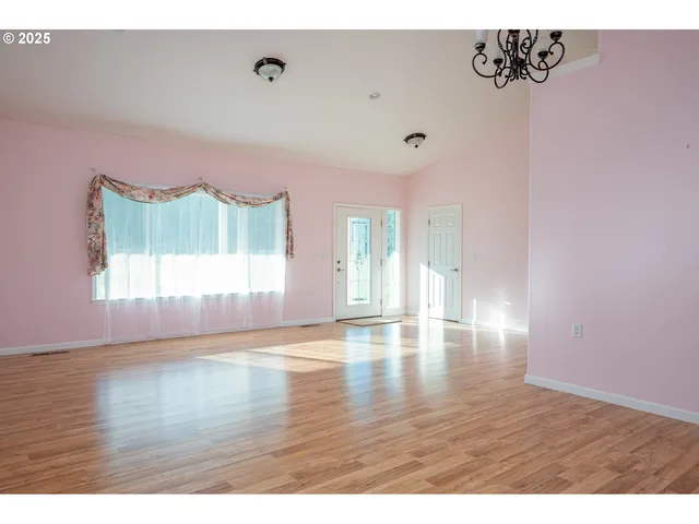 $799,000 | 1273 Southeast 4th Avenue, Mill City, OR 97360