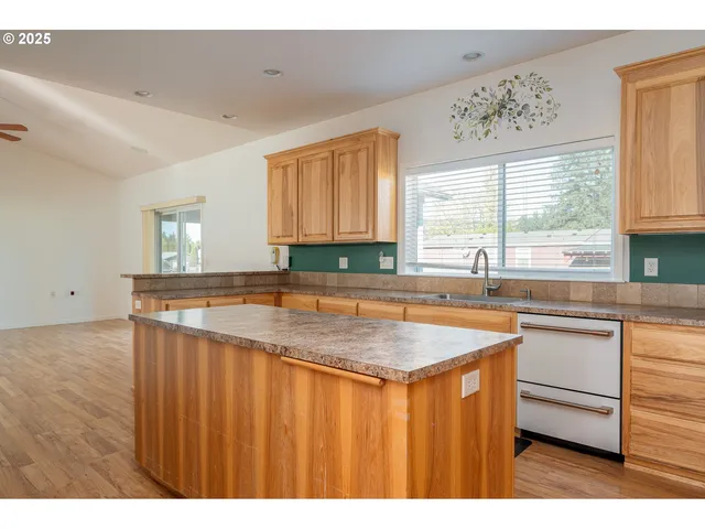 $799,000 | 1273 Southeast 4th Avenue, Mill City, OR 97360