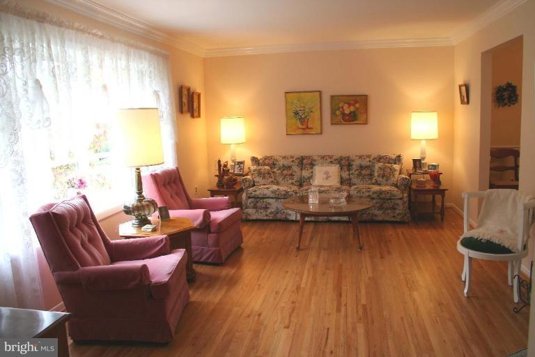 8409 Greeley Boulevard Springfield, VA 22152 - Photo 2 of 28 Living Room