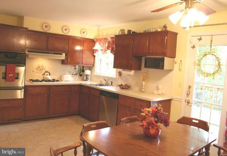 8409 Greeley Boulevard Springfield, VA 22152 - Photo 4 of 28 Kitchen