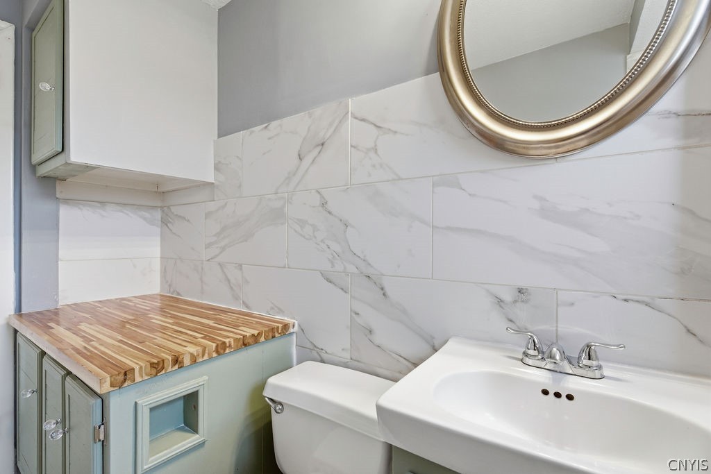 5960 Newport Road Camillus, NY 13031 - Photo 25 of 45 Main floor bath