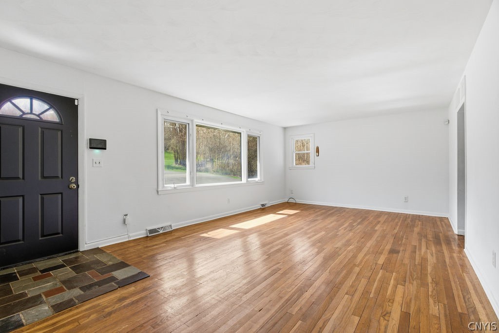 5960 Newport Road Camillus, NY 13031 - Photo 6 of 45 Livingroom