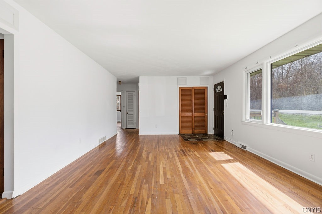5960 Newport Road Camillus, NY 13031 - Photo 8 of 45 Livingroom