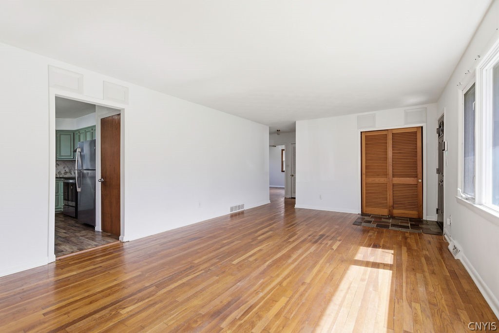 5960 Newport Road Camillus, NY 13031 - Photo 9 of 45 Livingroom