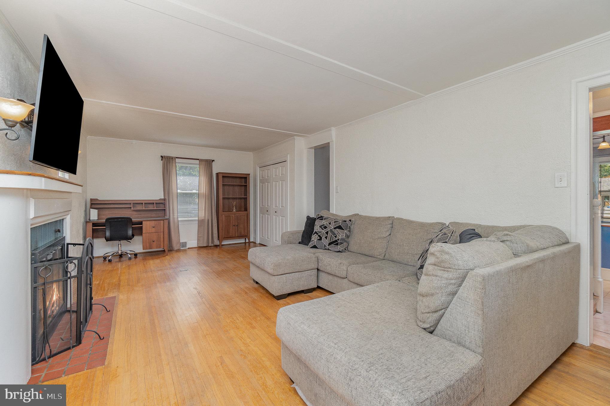 320 Haines Road York, PA 17402 - Photo 11 of 39 Living Room