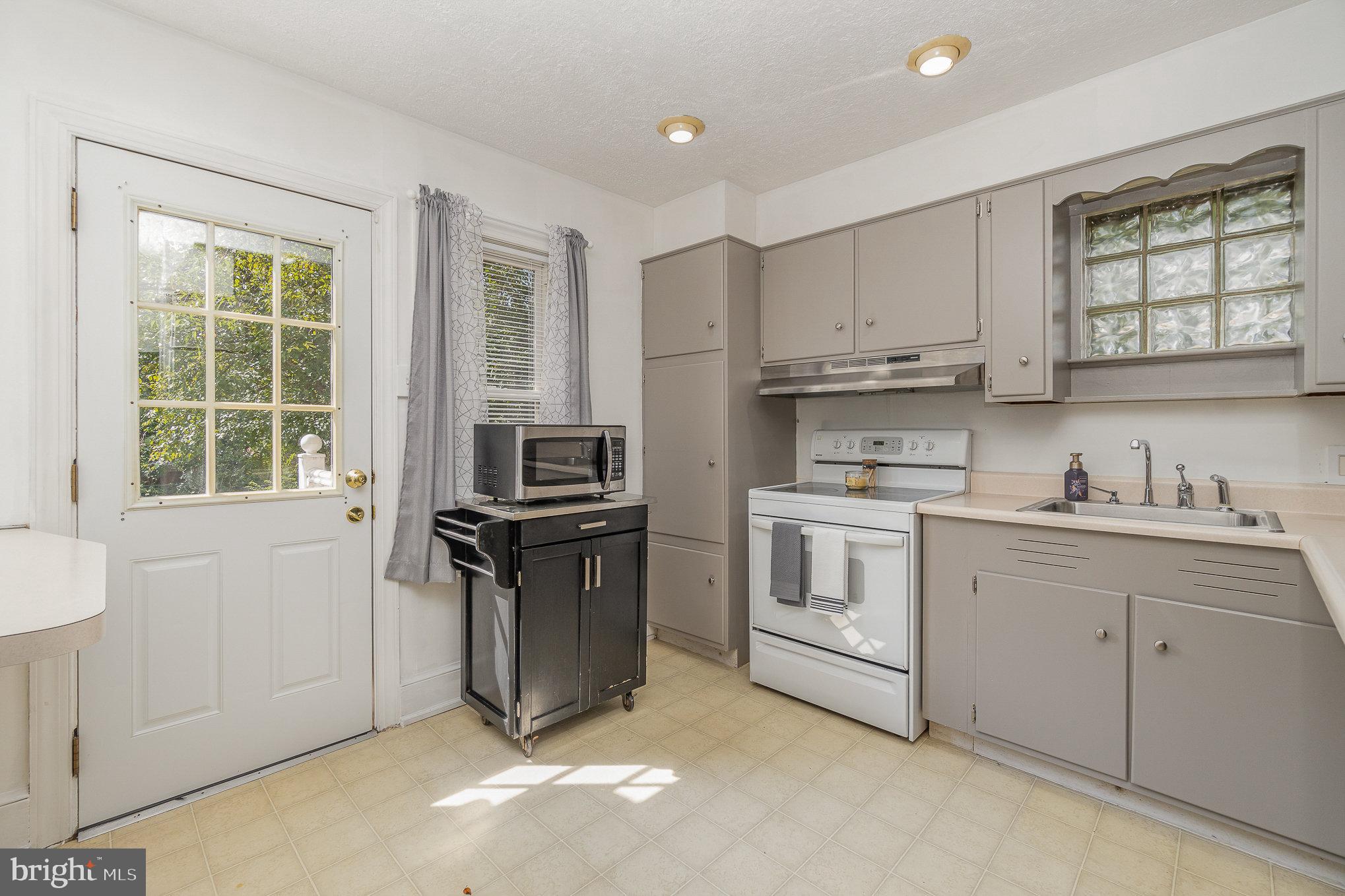 320 Haines Road York, PA 17402 - Photo 12 of 39 Kitchen