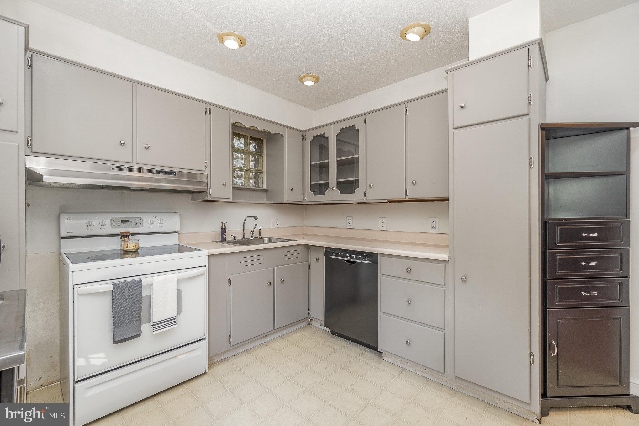 320 Haines Road York, PA 17402 - Photo 13 of 39 Kitchen