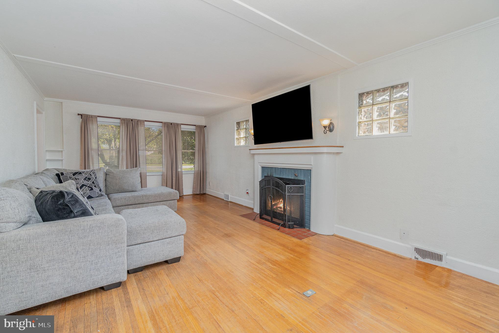 320 Haines Road York, PA 17402 - Photo 10 of 39 Living Room