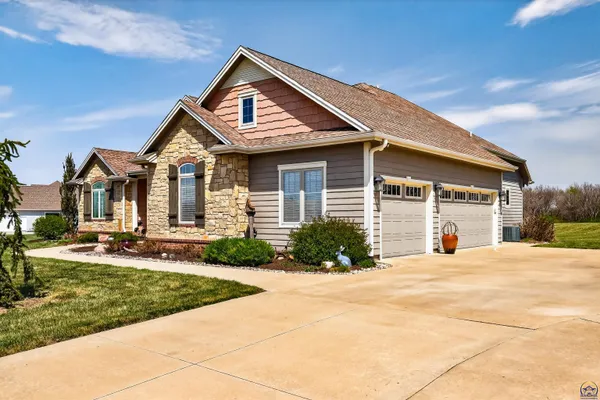 $625,000 | 3748 Elm Cove Road, Berryton, KS 66409