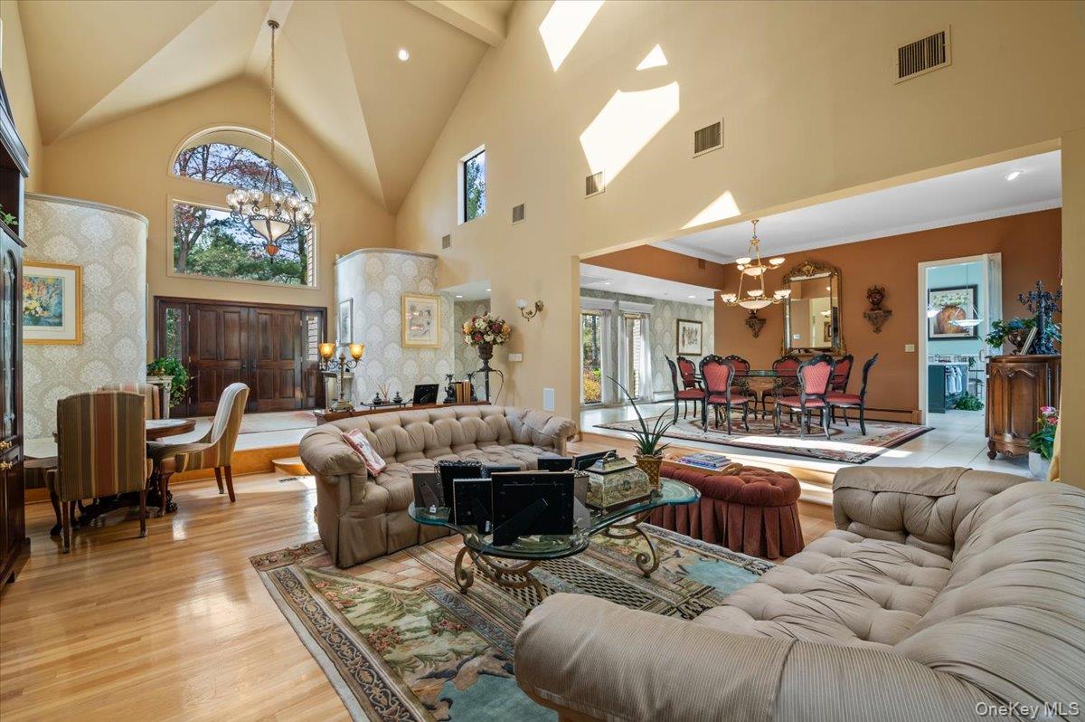 45 Coves Run Syosset, NY 11791 - Photo 6 of 43 a living room with furniture and a large window