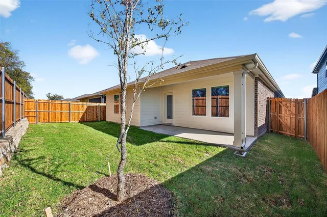 a view of a house with backyard