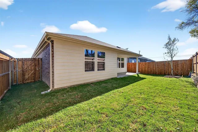 a view of a house with backyard