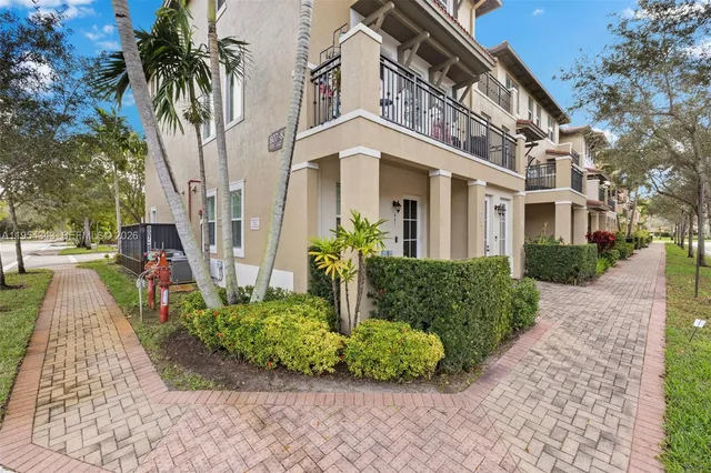 $2,600 | 807 Southwest 147th Avenue, Unit 1402, Pembroke Pines, FL 33027