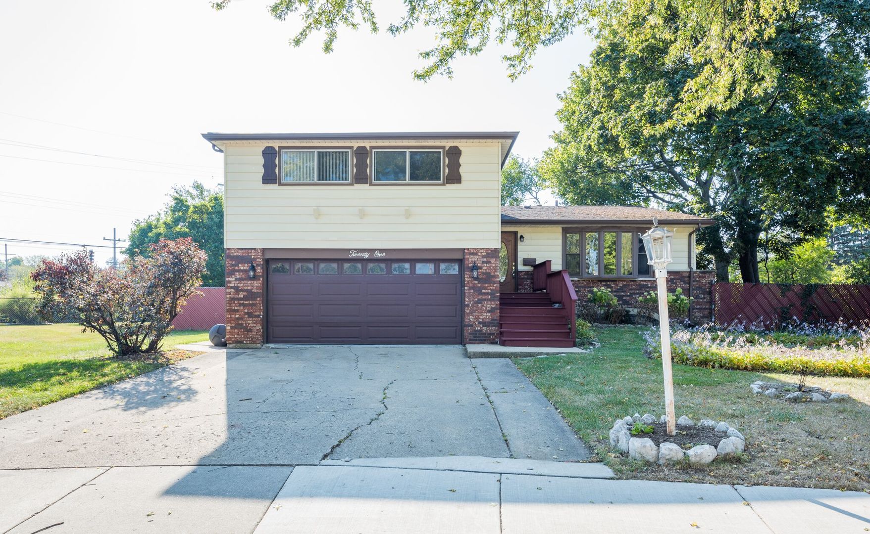 21 Ambleside Road Des Plaines, IL 60016 - Photo 1 of 35
