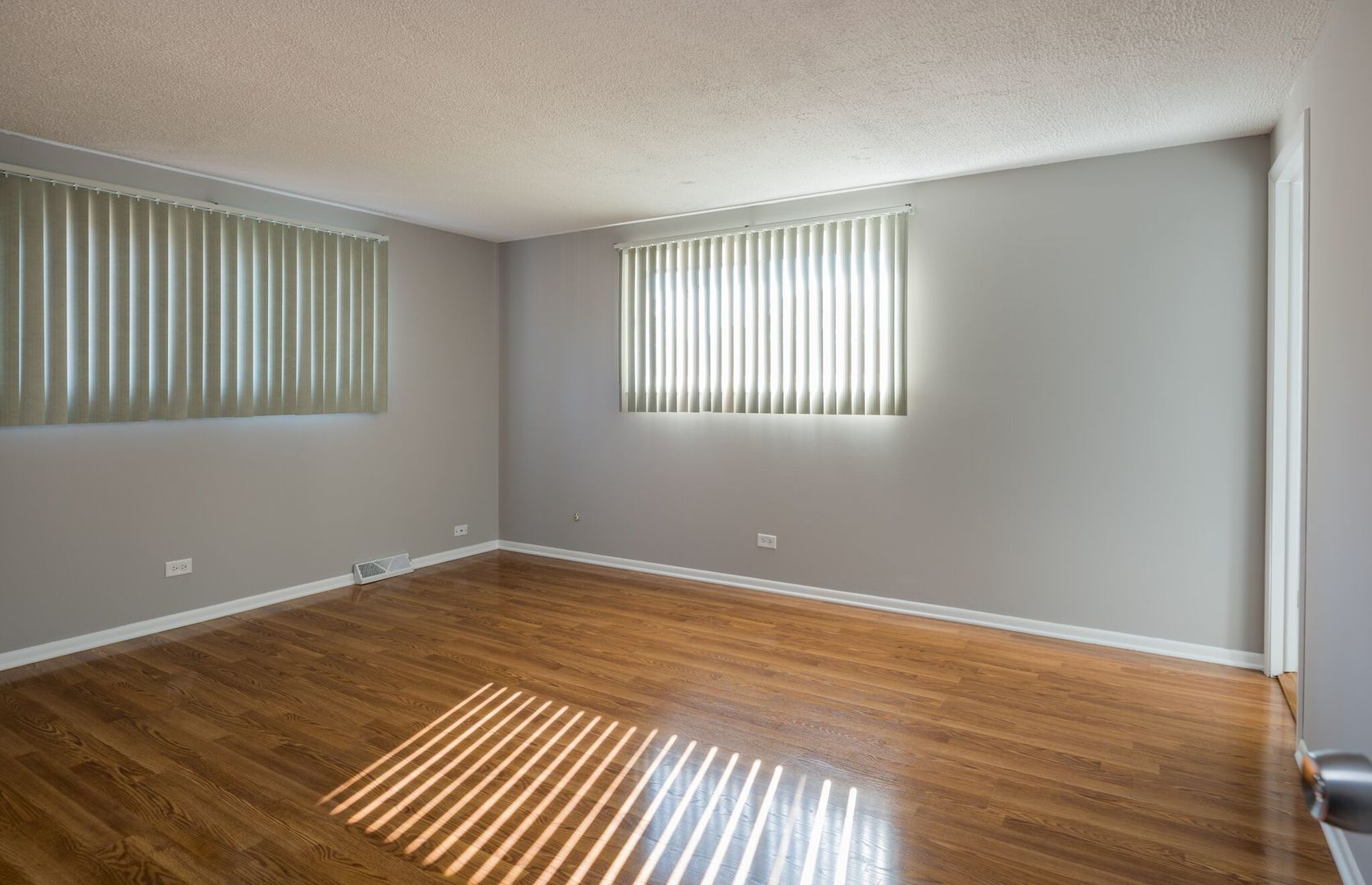21 Ambleside Road Des Plaines, IL 60016 - Photo 12 of 35