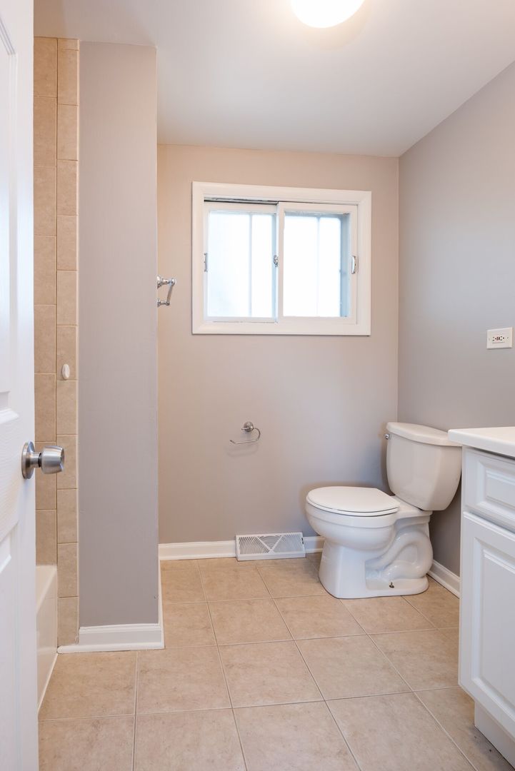 21 Ambleside Road Des Plaines, IL 60016 - Photo 19 of 35