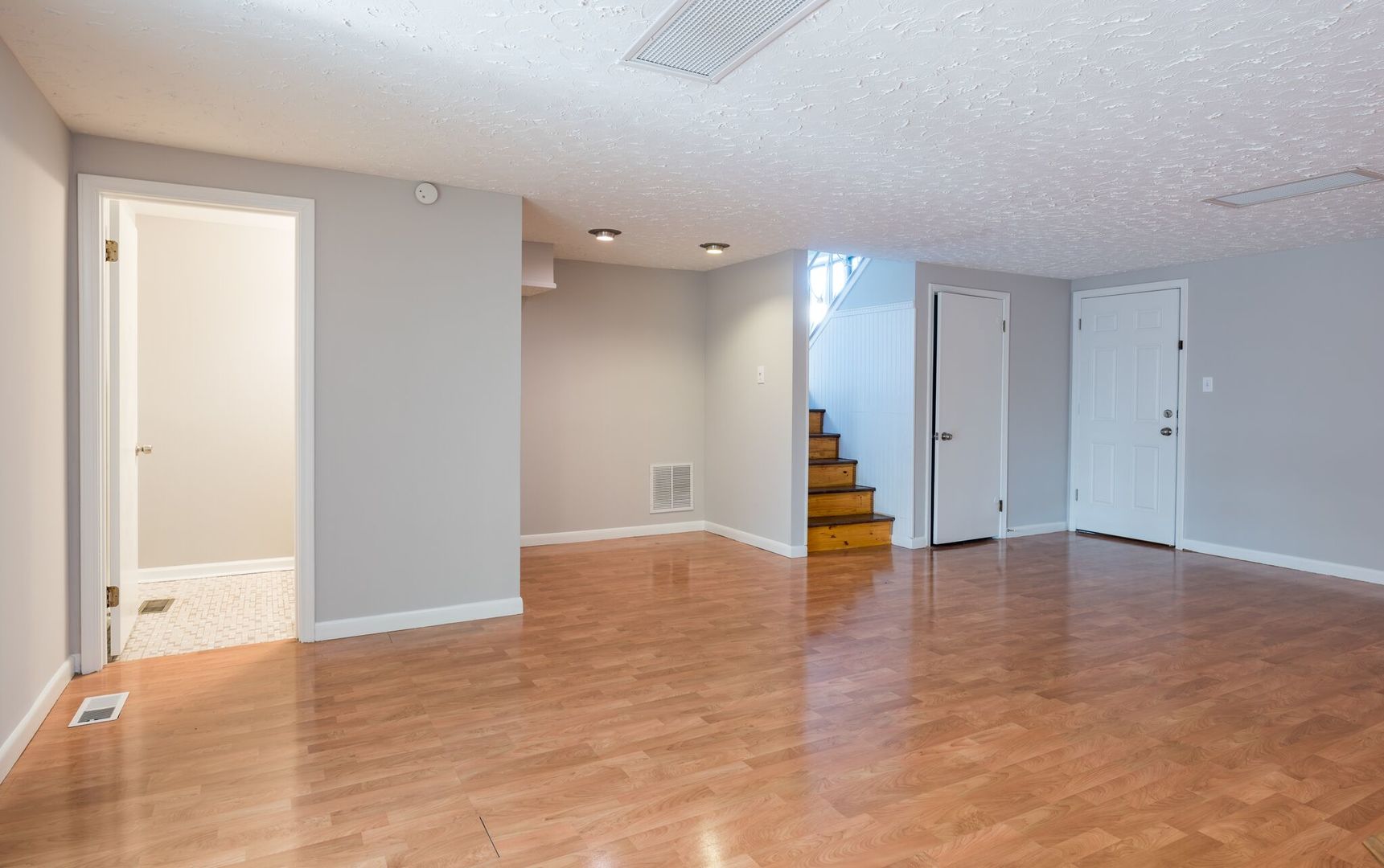 21 Ambleside Road Des Plaines, IL 60016 - Photo 23 of 35