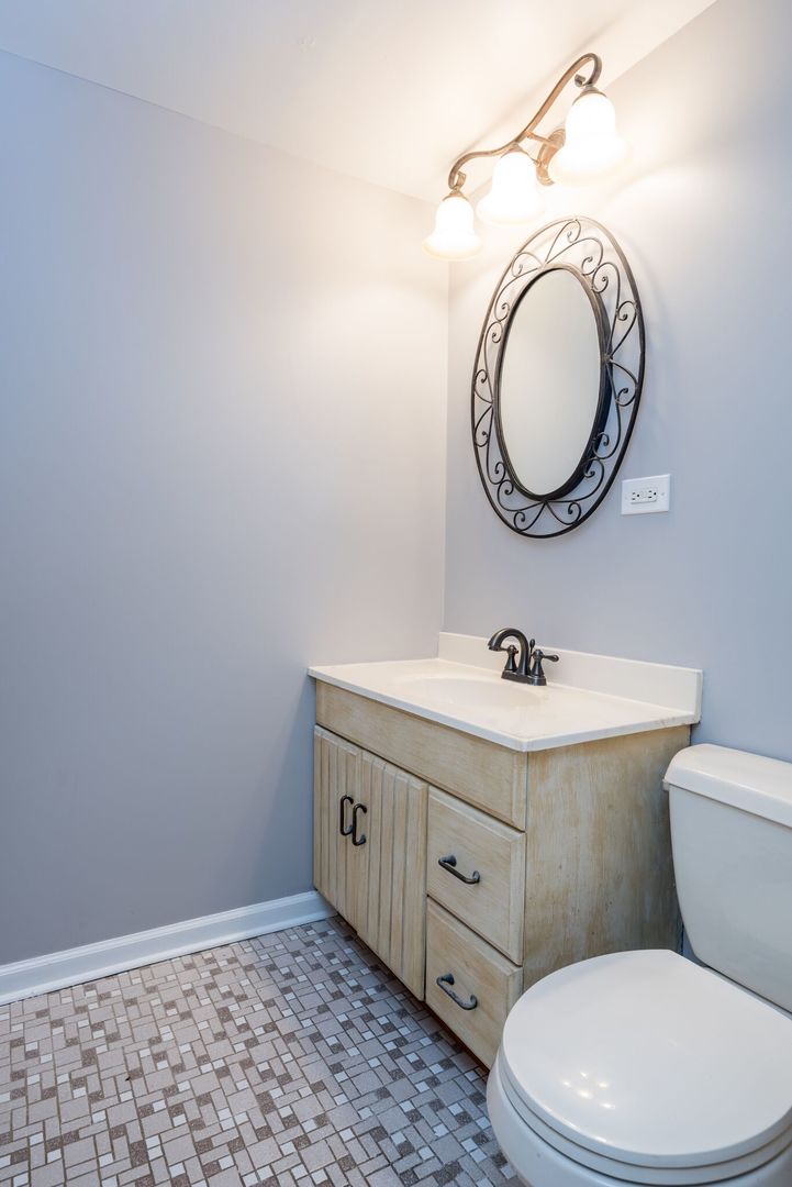 21 Ambleside Road Des Plaines, IL 60016 - Photo 24 of 35