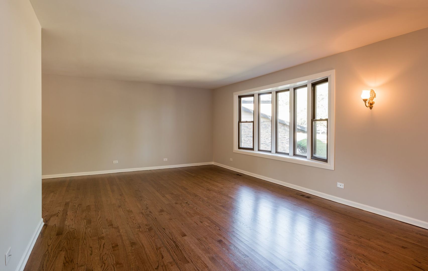 21 Ambleside Road Des Plaines, IL 60016 - Photo 4 of 35
