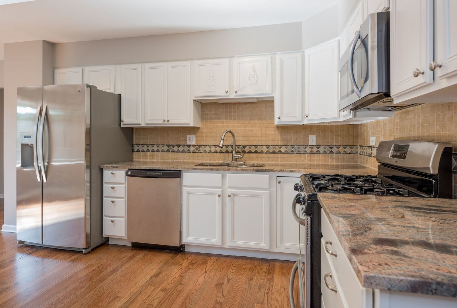 21 Ambleside Road Des Plaines, IL 60016 - Photo 6 of 35