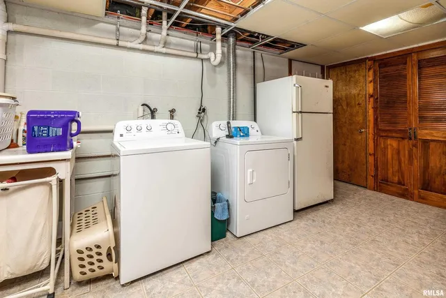 a view of an empty room with a kitchen