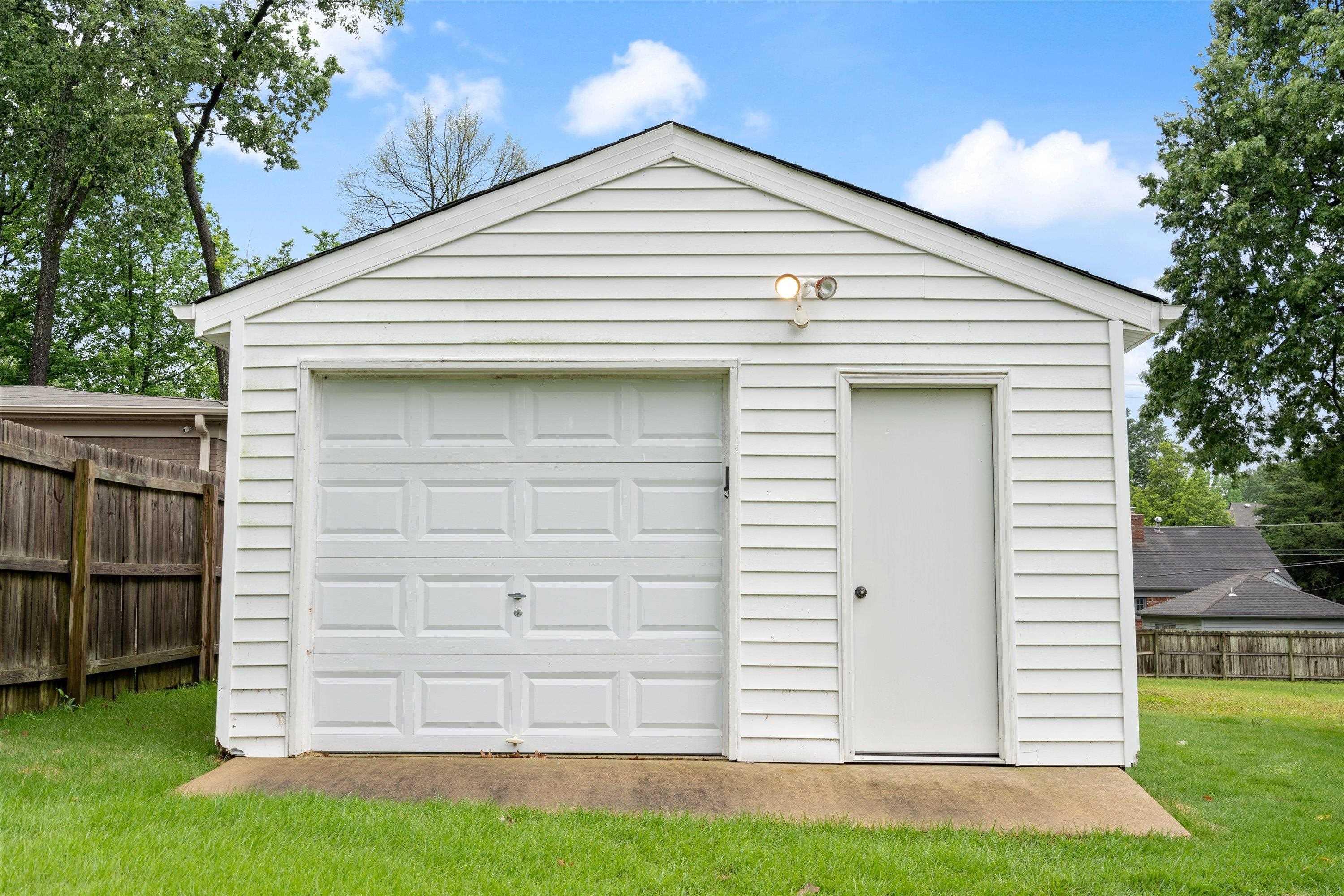 5285 Normandy Road Memphis, TN 38120 - Photo 4 of 7 a view of a white house