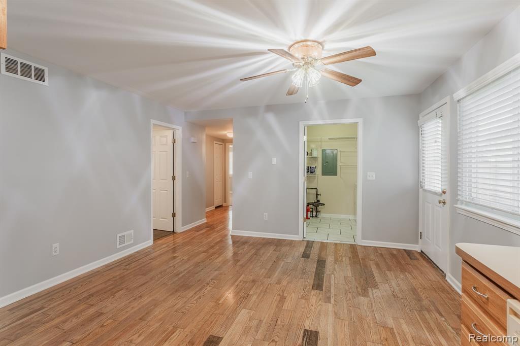 29030 Springstead Street Gibraltar, MI 48173 - Photo 10 of 23