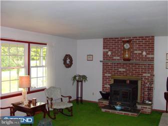 260 Middle Road Elkton, MD 21921 - Photo 2 of 12 Living Room