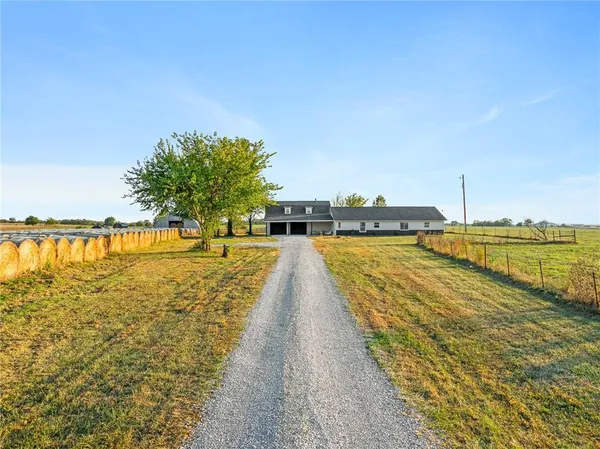 $250,000 | 9393 State Rte 52, Amoret, MO 64722