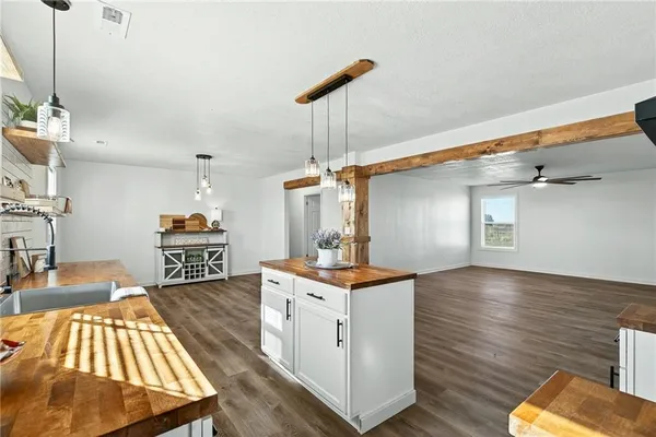 $250,000 | 9393 State Rte 52, Amoret, MO 64722