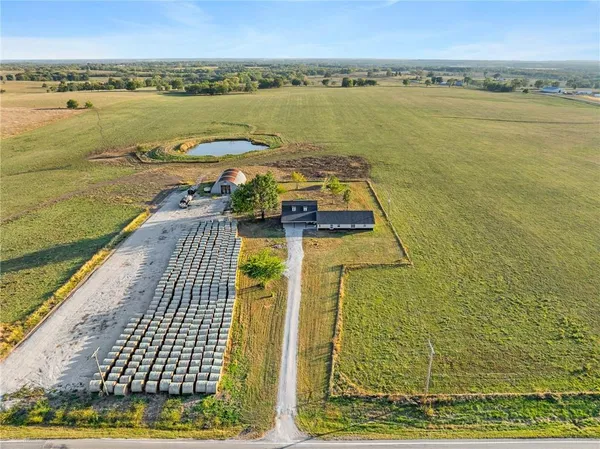 $250,000 | 9393 State Rte 52, Amoret, MO 64722