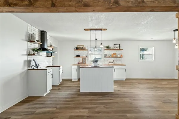 $250,000 | 9393 State Rte 52, Amoret, MO 64722