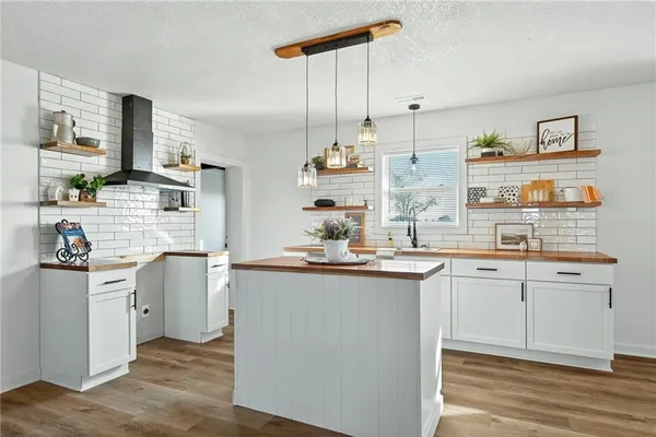 $250,000 | 9393 State Rte 52, Amoret, MO 64722