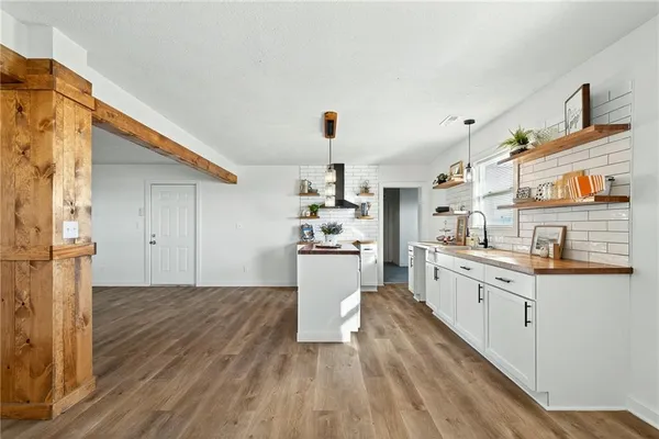 $250,000 | 9393 State Rte 52, Amoret, MO 64722