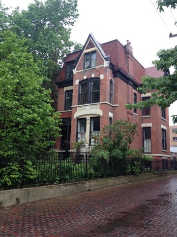 522 West Deming Place Chicago, IL 60614 - Photo 2 of 9 a front view of a house with a garden