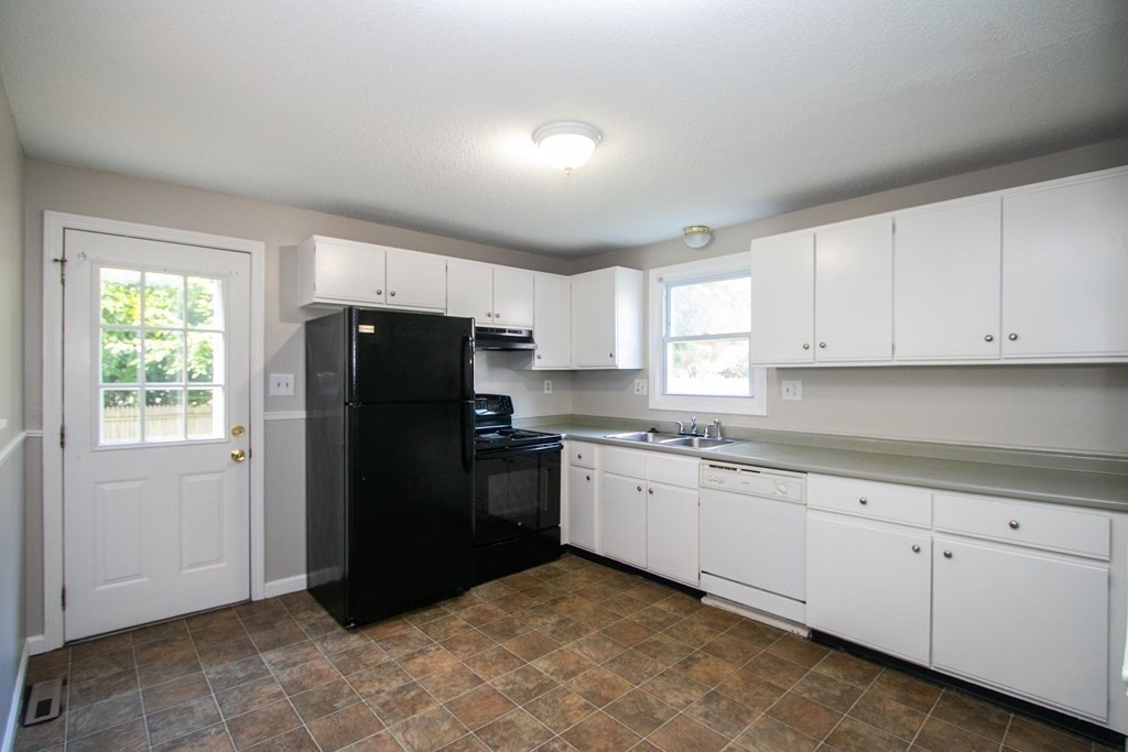 64-66 Moulton Street Springfield, MA 01118 - Photo 5 of 26 Gallery Image 5