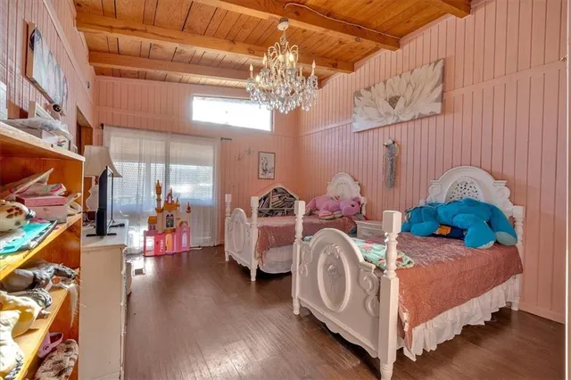 a view of empty room with closet