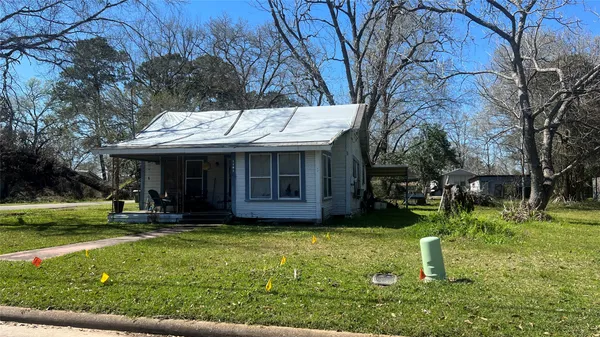 a view of a house with backyard and garden