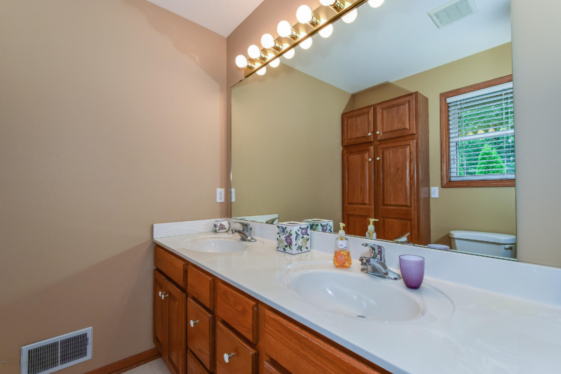 8574 Ridgebluff Drive Southwest Byron Center, MI 49315 - Photo 19 of 52 019-Master_Bathroom-4667162-medium