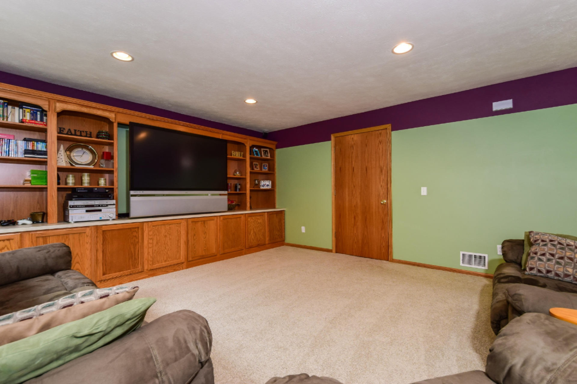 8574 Ridgebluff Drive Southwest Byron Center, MI 49315 - Photo 32 of 52 032-Family_Room-4667190-medium