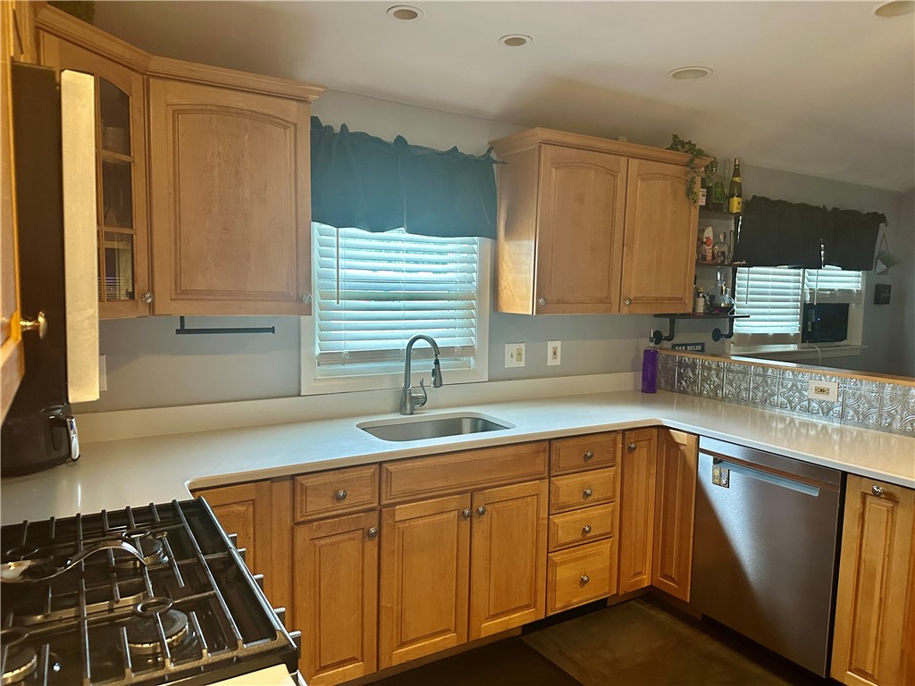 88 Glenbrook Road Warwick, RI 02889 - Photo 6 of 33