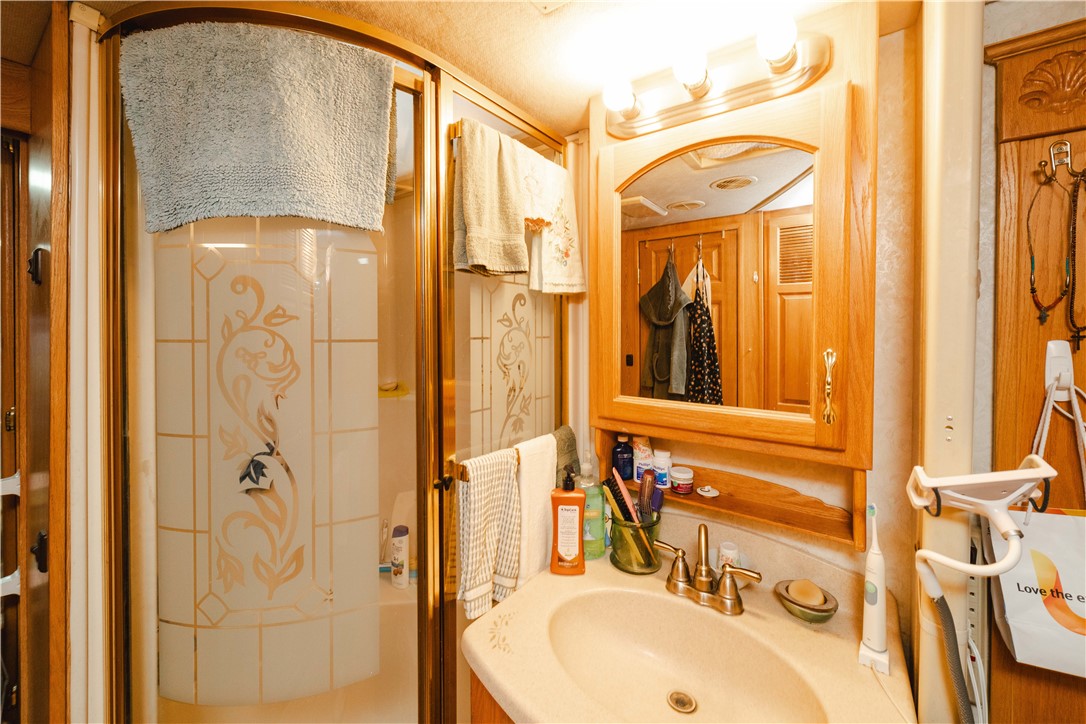 1597 Gisela Road Golden Valley, AZ 86413 - Photo 47 of 52 Bathroom