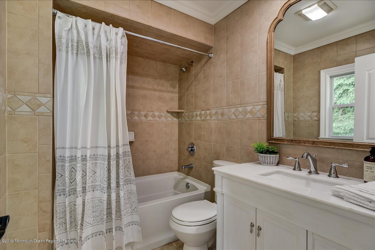 46 Centerville Road Holmdel, NJ 07733 - Photo 32 of 40 Princess Suite Bath